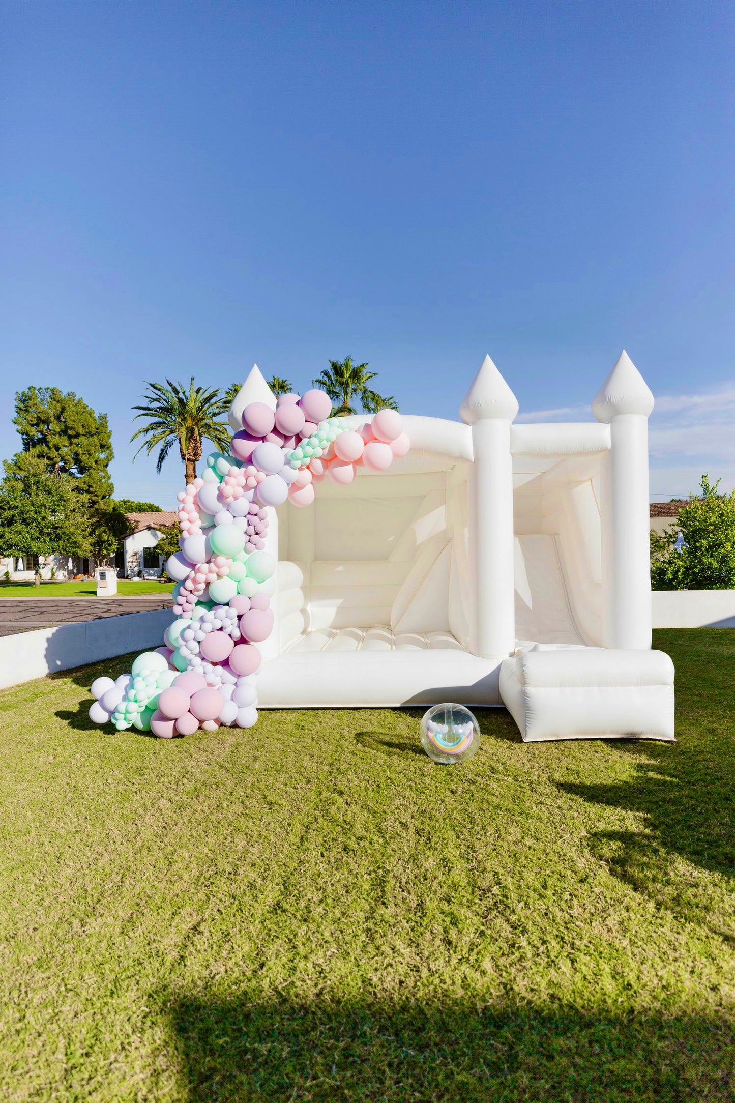 Location château gonflable blanc avec toboggan à Paris-Ile de France