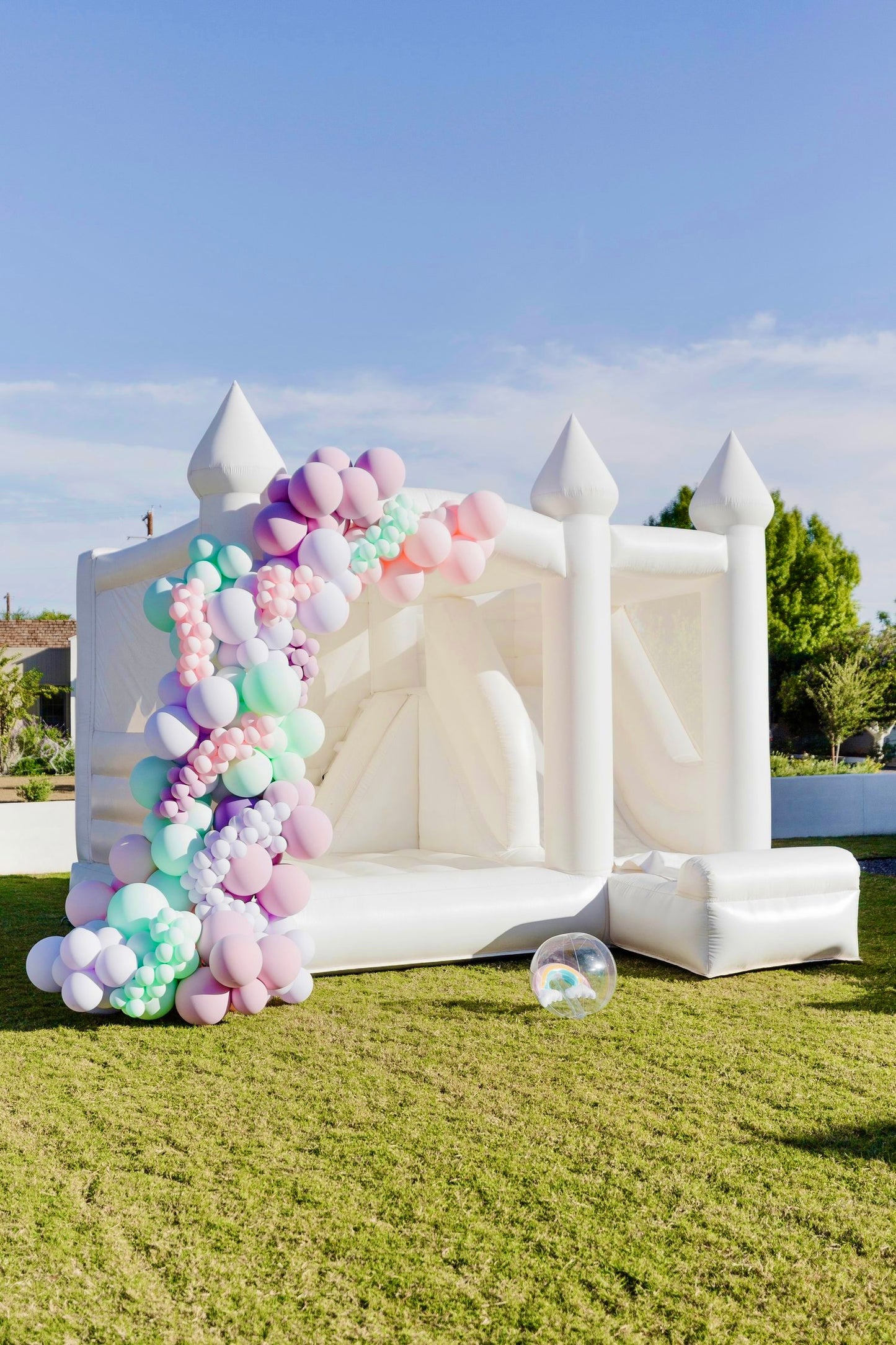 Location château gonflable blanc avec toboggan à Paris-Ile de France