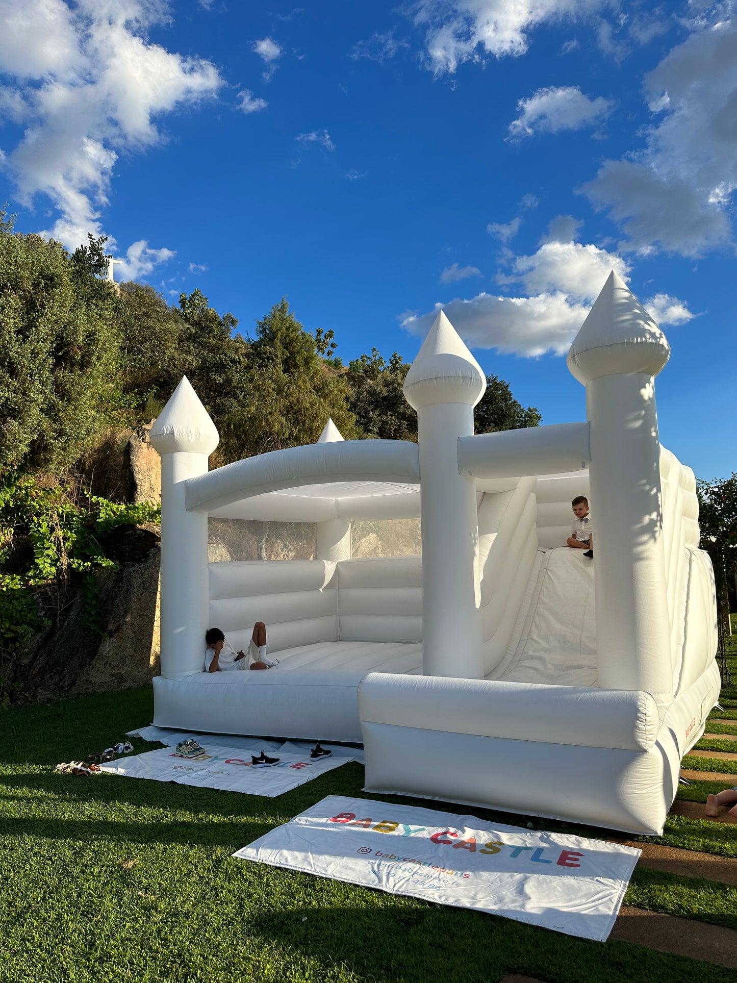 Location château gonflable blanc avec toboggan à Paris-Ile de France