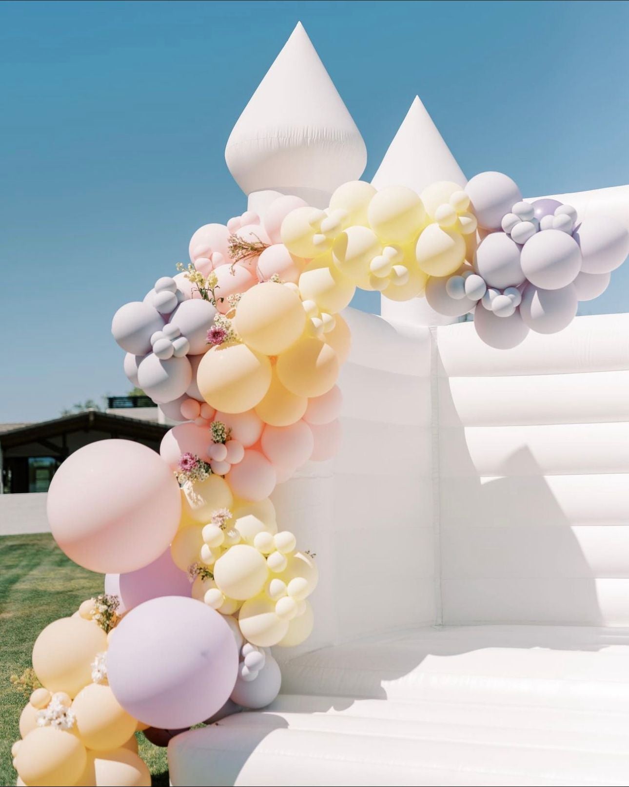 Location château gonflable blanc Classic à Paris Île de France