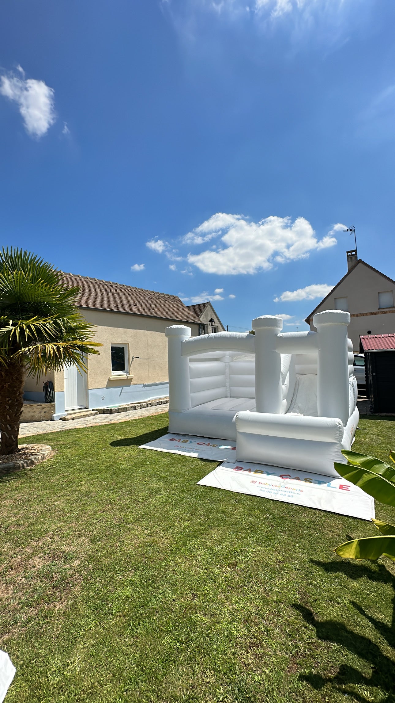 Location château gonflable blanc avec toboggan à Paris