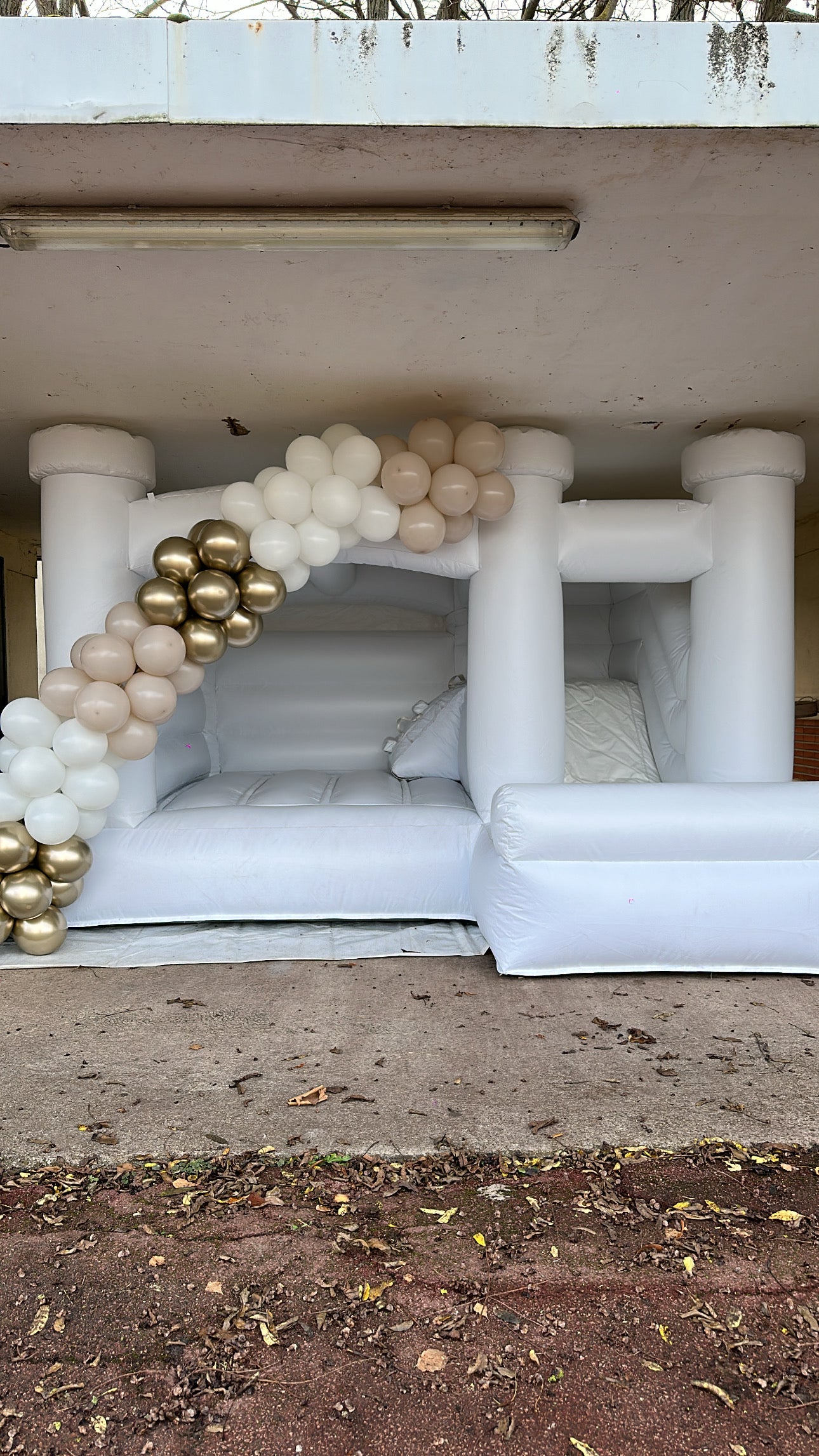 Location château gonflable blanc avec toboggan à Paris