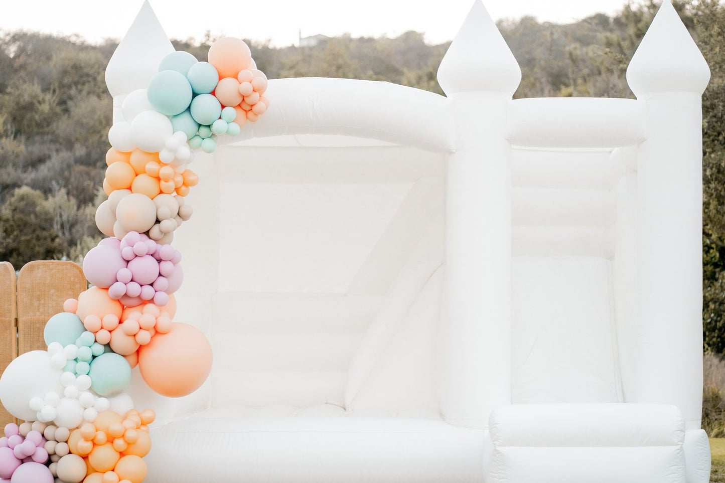 Location château gonflable blanc avec toboggan à Paris-Ile de France