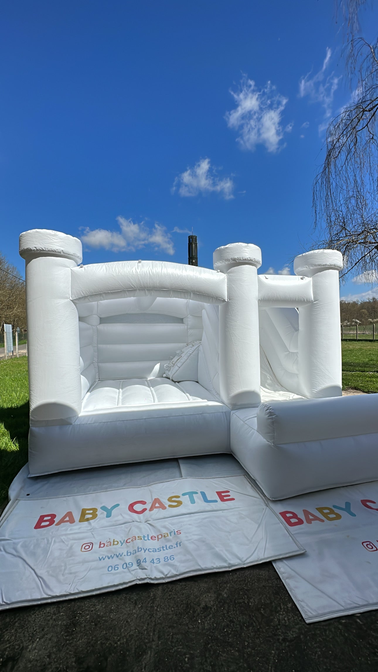 Location château gonflable blanc avec toboggan à Paris