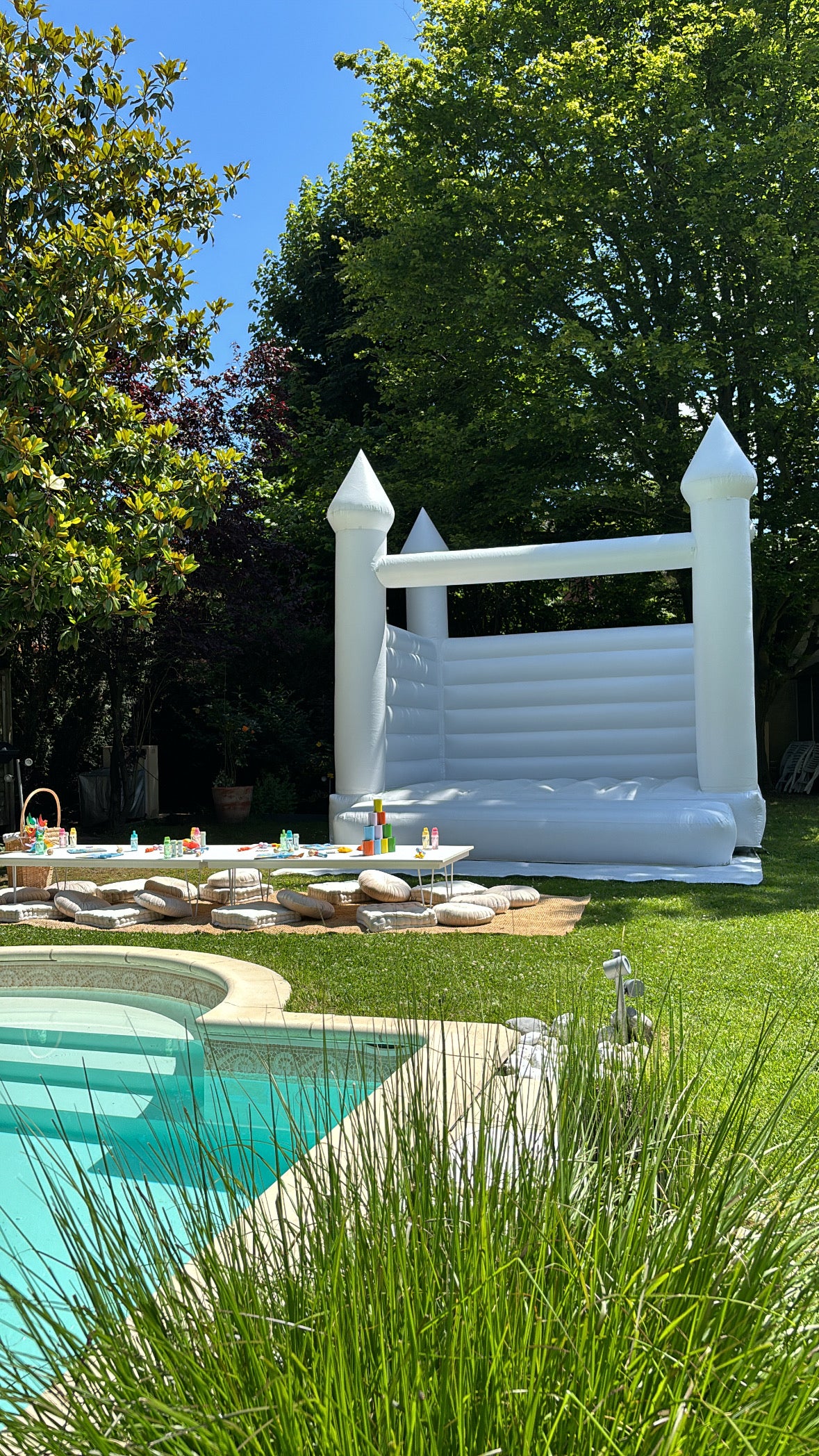 Location château gonflable blanc Classic à Paris Île de France