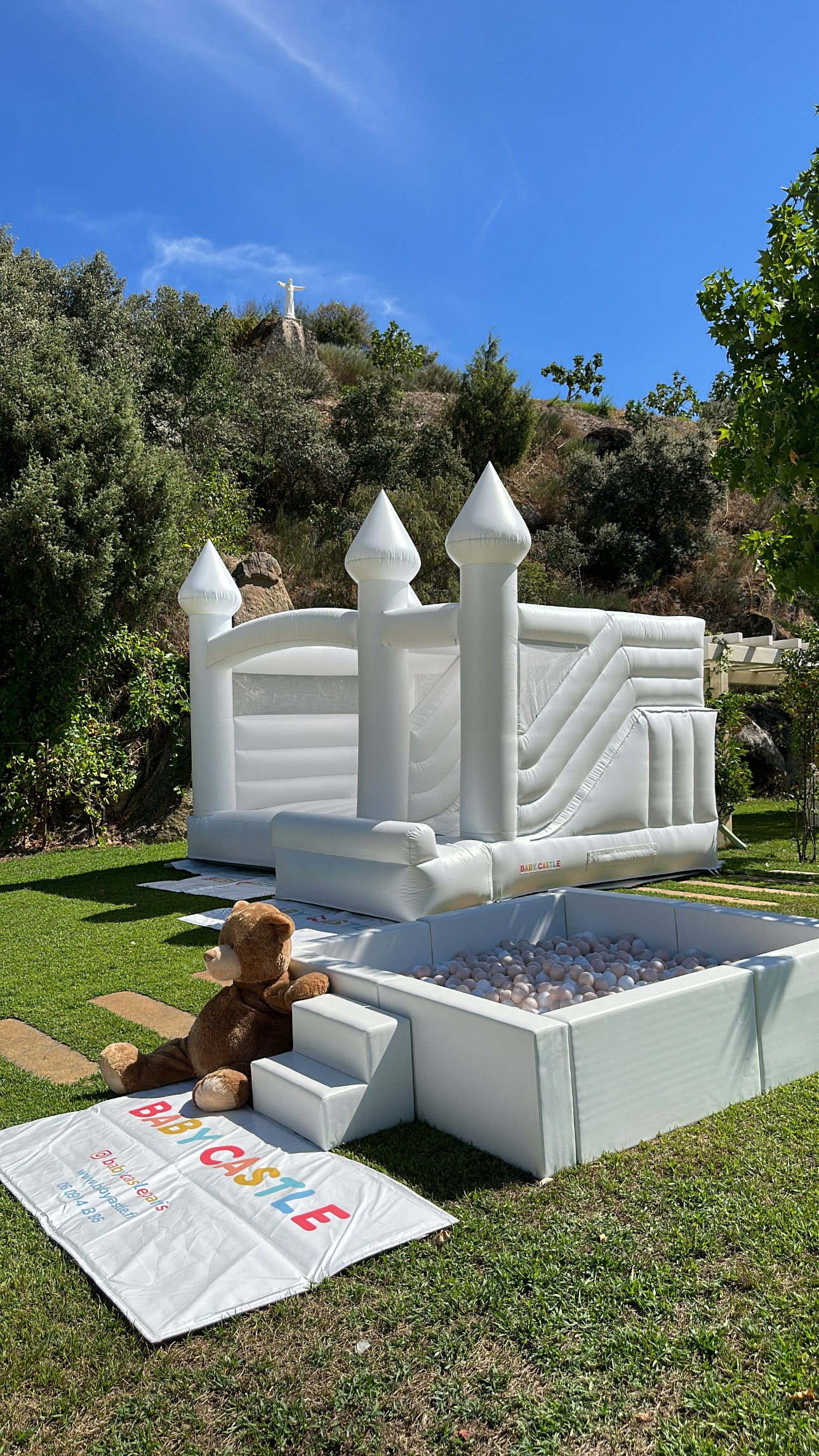 Location château gonflable blanc avec toboggan à Paris-Ile de France